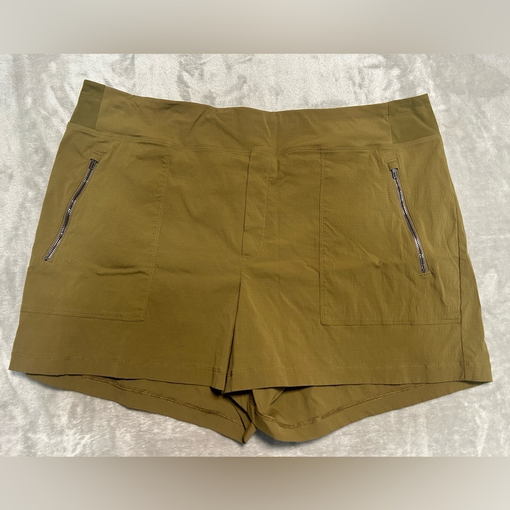 Athleta Trekkie North Mid Rise Shorts Women’s 18 Olive Green Hiking Outdoors